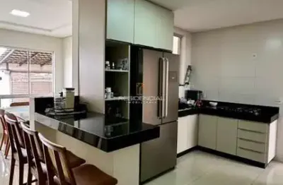 Casa a venda no bairro candelaria 03 quartos, sala, cozinha, varanda e quintal