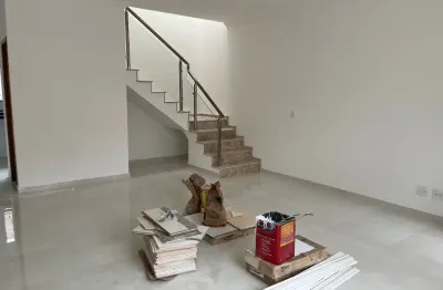 Lindo sobrado, com fino acabamento, melhor planta de região, dormitórios arejado, portas em  madeiras