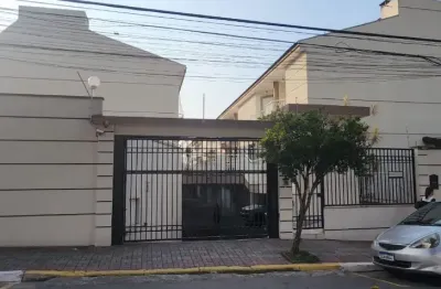 Lindo sobrado em condomínio fechado, projeto muito ela dorado, cômodos grandes , cozinha ampla.