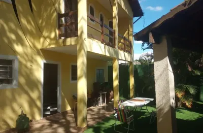 Sobrado reformado e modernizado que tem garagem para 3 carros (espaço até 6 carros usando o quintal), sala, cozinha, 4 quartos (2 suítes), varandas no quarto de casal e de solteiros, 1 wc social, uma 