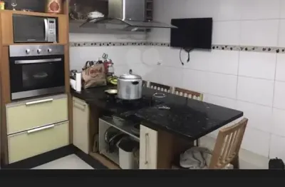 Imóvel com ótima localização, comércio completo ao redor. rua tranquila, cômodos amplos pé direito alto bem arejada. cozinha planejada, espaço gourmet, churrasqueira com trio. janelas amplas todas de 