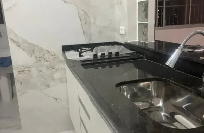Apartamento localizado no 10º andar, cozinha recém reformada, dois dormitórios com armário embutido, dois banheiros, sendo um banheiro no corredor entre os quartos e outro na lavanderia, vaga fixa da 