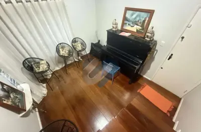 Casa com 3 quartos para alugar na Rua Prudente de Morais, 757, Champagnat, Londrina