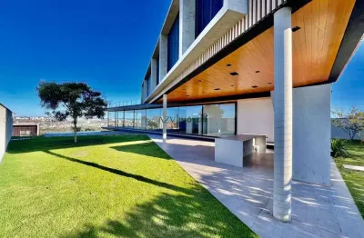 Casa à Venda no Condomínio Reserva do Paratehy - Bairro Urbanova - SJC/SP