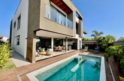 Alphaville i - porteira fechada com 435m² de construção.