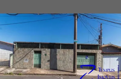 Oportunidade de comprar uma ótima casa na vila teixeira c/ 3 dor c/ armários, sala 2 ambientes,  edicula nos fundos, 4 vagas de garagem e quintal.