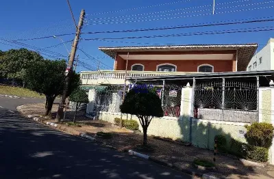 ABAIXO DO PREÇO: Casa sobrado à venda em Campinas, no Jardim Aurelia, com 3 quartos, 1 suíte, 2 salas, 3 banheiros, 6 vagas de garagem e 263m² constr.