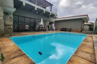Casa clássica luxuosa à venda – conforto, elegância e solidez no melhor ponto da rua
