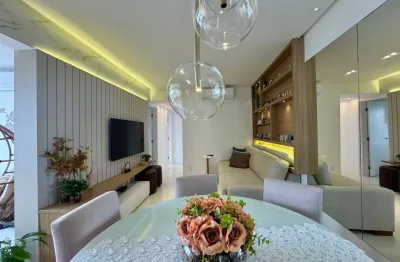 Belissimo apartamento andar alto, ventilado, totalmente mobiliado, finamente decorado.