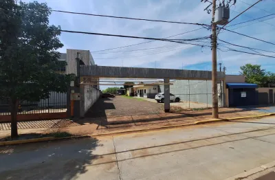 Terreno na rua brilhante para aluguel, perfeito para construir um condomínio ou sua empresa!