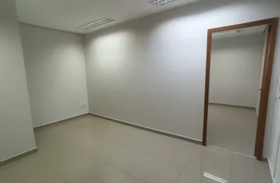 Sala comercial com bom tamanho no Centro Comercial Candido Mariano