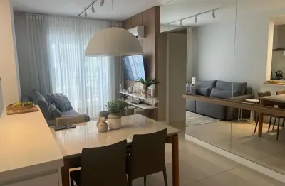 Apartamento de 2 dormitórios com suite ensolarado e com sacada com churrasqueira a 15 metros do mar