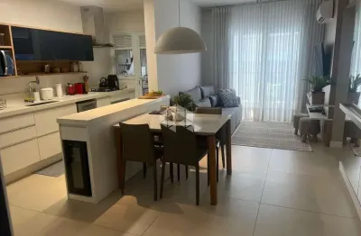 Apartamento de 2 dormitórios com suite ensolarado e com sacada com churrasqueira a 15 metros do mar