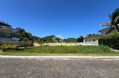Terreno à venda no Cacupé em Condomínio fechado de alto padrão.