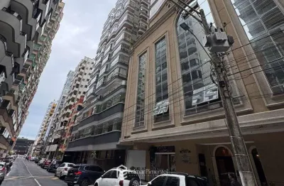 Apartamento à venda com 3 suítes excelente localização na meia praia em itapema
