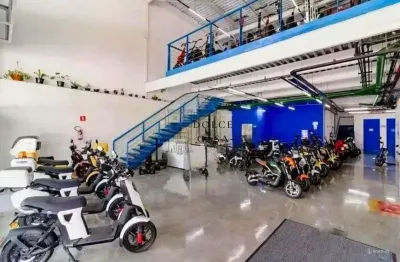 Prédio monousuário em pinheiros - pé direito duplo e elevador para carga