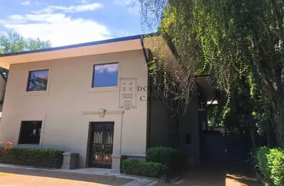 Casa comercial no Jardim América - sala de vidro em meio a natureza