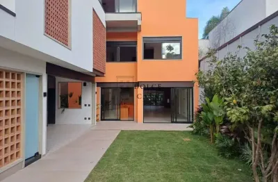Casa Nova no Jardim Paulista - próx. Ibirapuera com 5 suites, piscina e rofftop