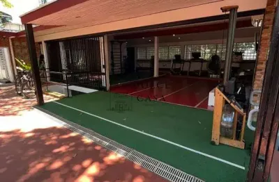 Casa comercial no Jd Guedala - Espaçosa com ampla área externa