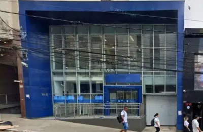 Casa comercial no Jardim Paulista - rua movimentada e vão livre nos andares