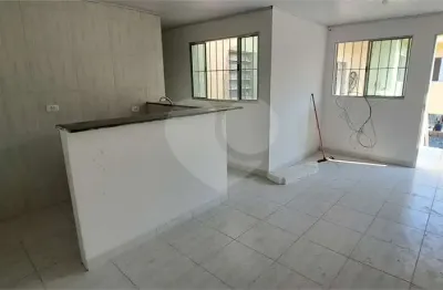 Casa com 2 quartos para alugar na Rua Tuparaquara, Vila Carrão, São Paulo