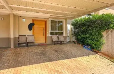 Casa a venda em condomínio fechado com 3 quartos sendo 1 suíte bairro Santa cruz