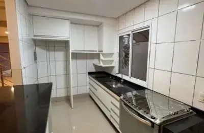 Alugo casa em condomínio fechado com 4 quartos 2 suítes semi-mobiliado