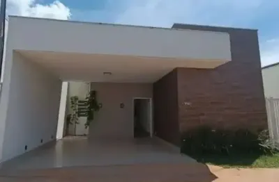 Casa térrea em condomínio fechado com armários planejados e 3 quartos sendo 1 suíte