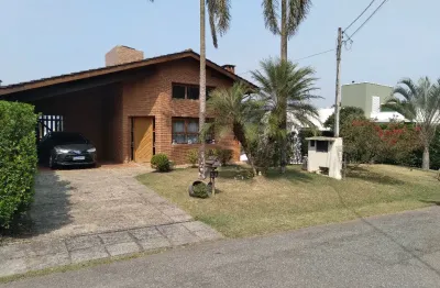 Casa rústica com 5 dormitórios, churrasqueira e campo de futebol no condomínio aruã