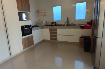 Casa térrea mobiliada com piscina para locação no condomínio aruã