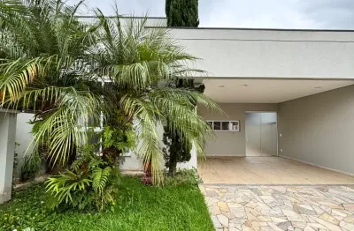 Casa Térrea de Alto Padrão para Locação no Condomínio Aruã próximo portaria