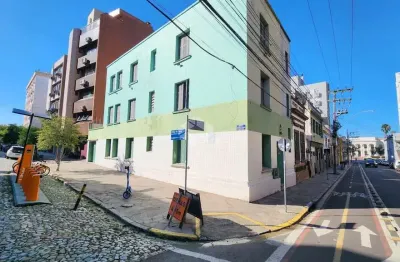 Predio residencial na dr. barros cassal de esquina, com  três apartamentos, sendo um por andar.