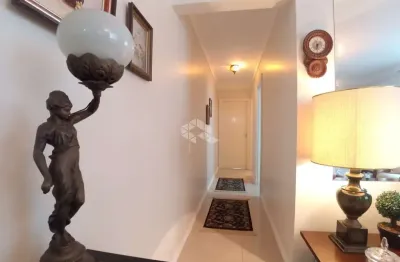 Venha conhecer este belo apartamento reformado e semi mobiliado com 2 dormitórios iluminado e arejado!