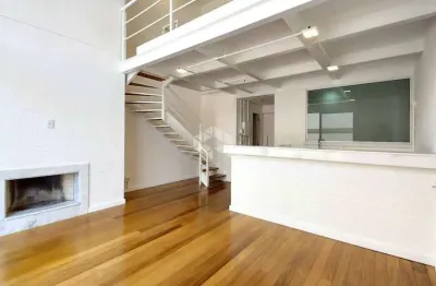 Estilo e puro requinte em studio duplex em um  clássico do moinhos