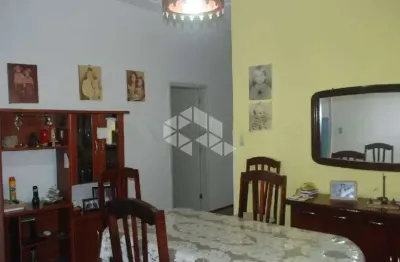 Casa com 4 dormitóros com160m² privativos no bairro vila ipiranga em porto alegre