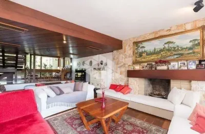 Casa de 5 dormitórios /suítes e 4 vagas no bairro três figueiras