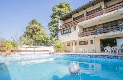 Casa de 5 dormitórios /suítes e 4 vagas no bairro três figueiras