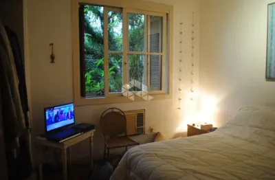 'apartamento 2 dormitórios, frente com sacada  ,mobilado bairro rio branco porto alegre