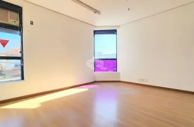 Ampla sala desocupada, de frente, a poucos metros da av benjamin constant