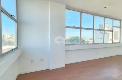 Sala comercial desocupada , de frente, com portaria presencial e vaga de garagem coberta