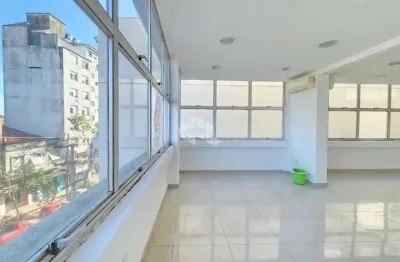 Sala comercial desocupada , de frente, com portaria presencial e vaga de garagem coberta