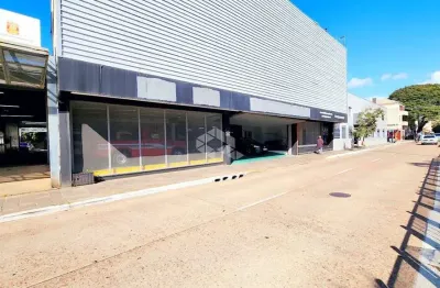 Prédio comercial tradicional com acesso de frente a fundos em plena avenida farrapos