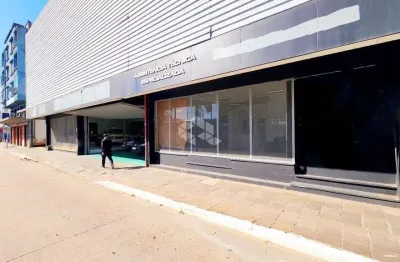 Prédio comercial tradicional com acesso de frente a fundos em plena avenida farrapos