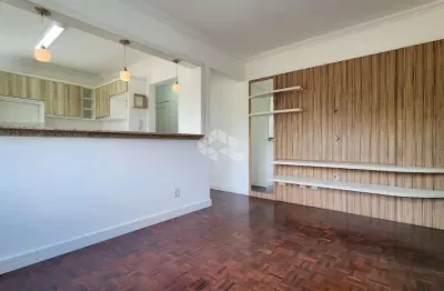 Apartamento de frente, desocupado com vaga  coberta próximo a sogipa