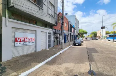 Prédio contendo loja térrea e dois apartamentos, sendo um por andar