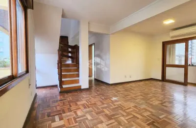 Cobertura com privacidade,  condomíno baixo e quatro vagas de garagem