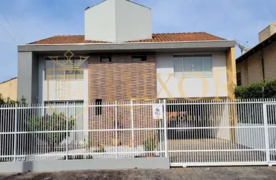 Casa alto padrão com 4 dormitórios á  200 metros do mar localização privilegiada na armação de penha sc
