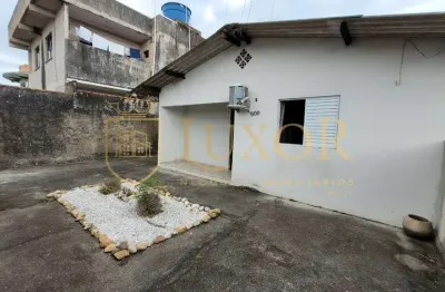 Casa localizada no centro de navegantes sc,  são 2 casas contendo 2 dormitórios cada, á poucos metros da praia.