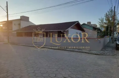 Casa localizada na praia do gragatá em navegantes sc, 3 dormitórios e amplo terreno de esquina.
