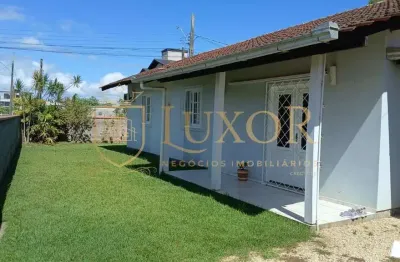Casa na praia do gravatá em navegantes sc, 3 dormitórios e amplo terreno de esquina